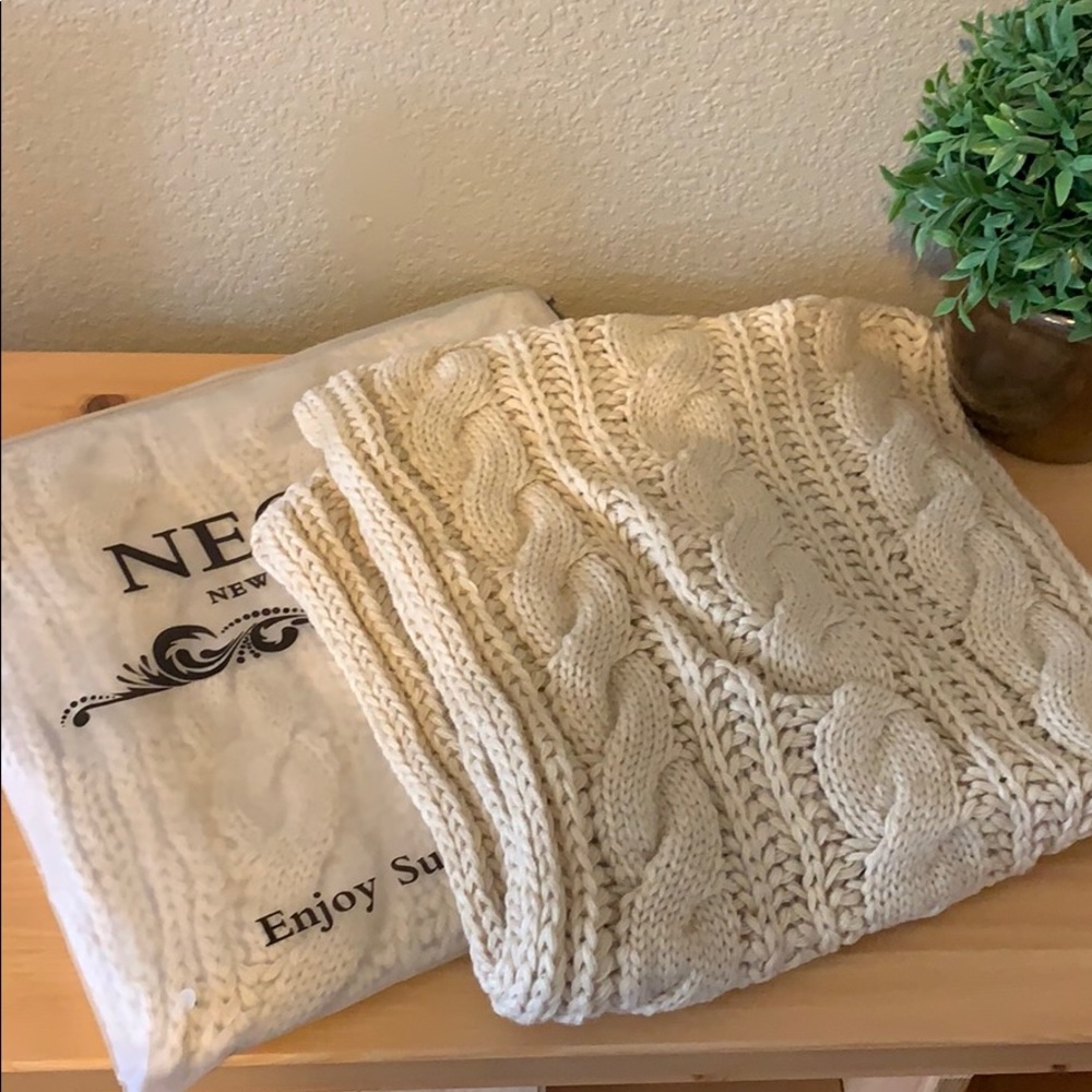 ⭐️Thick knit infinity scarf in khaki